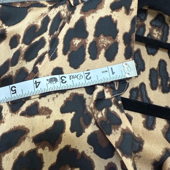 *** Impeccable Vintage Condition. Leopard Print Top with Spread Pointed Collar - Picture 5 of 9
